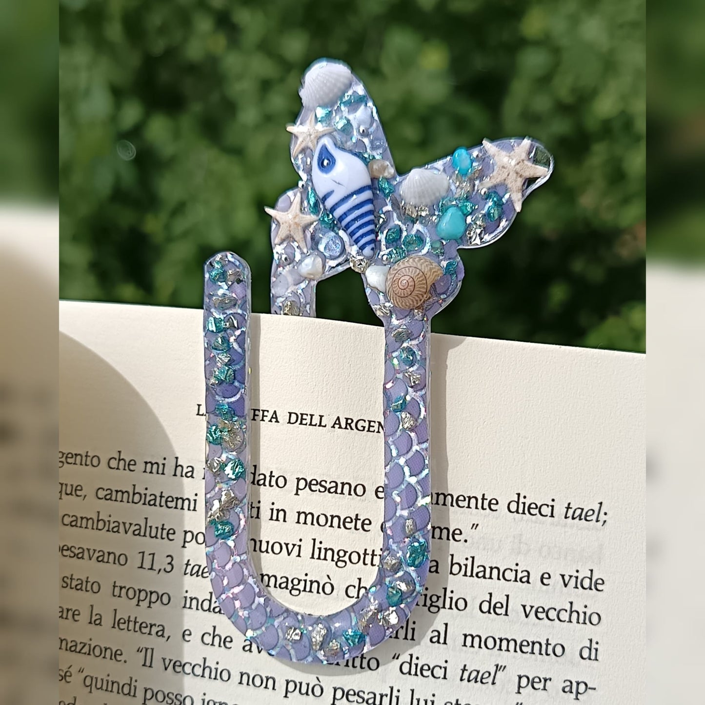 Segnalibro in resina viola con decorazioni marine su libro aperto - MANIKOCREATIONS