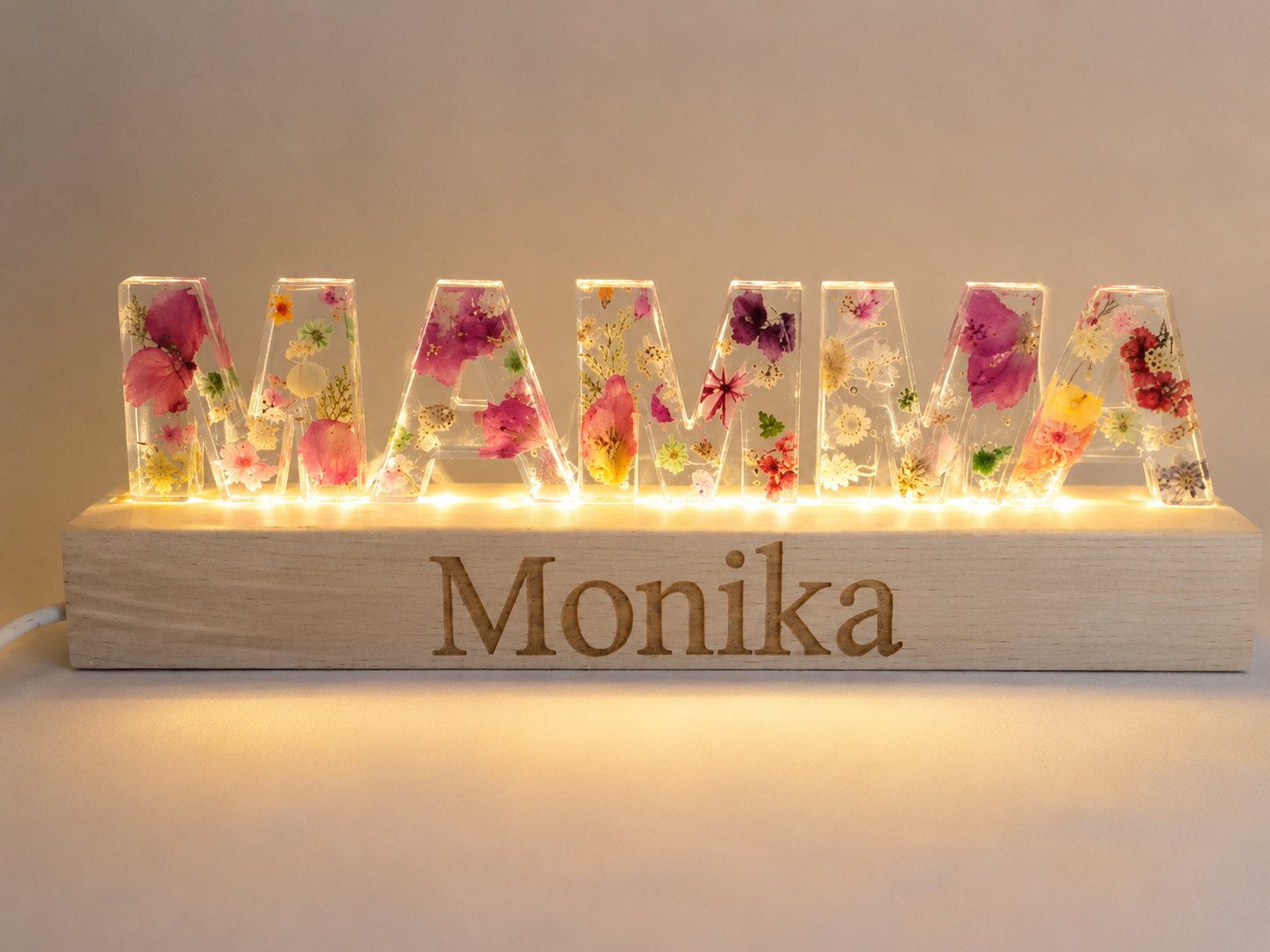 Creazione personalizzata in resina con lettere e fiori secchi su base in legno