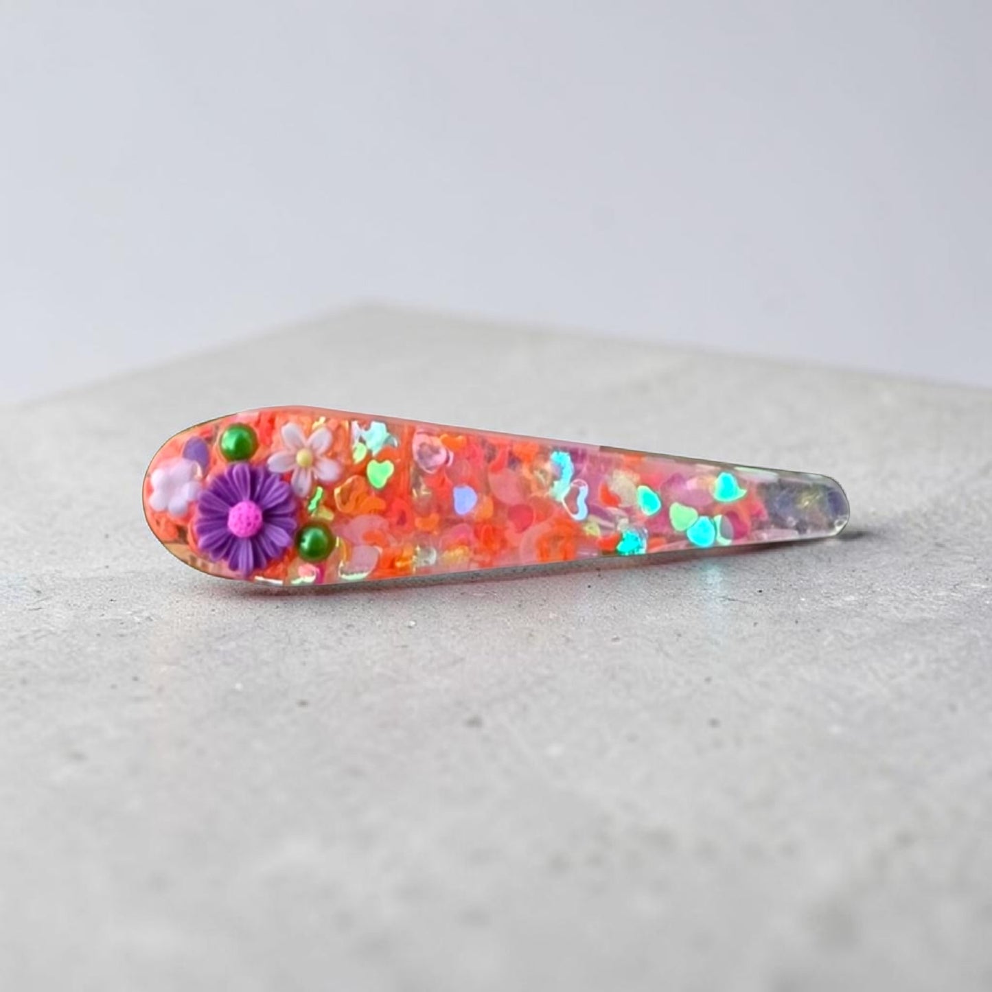 Clip per capelli kawaii con fiore viola in resina e charm fatta a mano – MANIKOCREATIONS