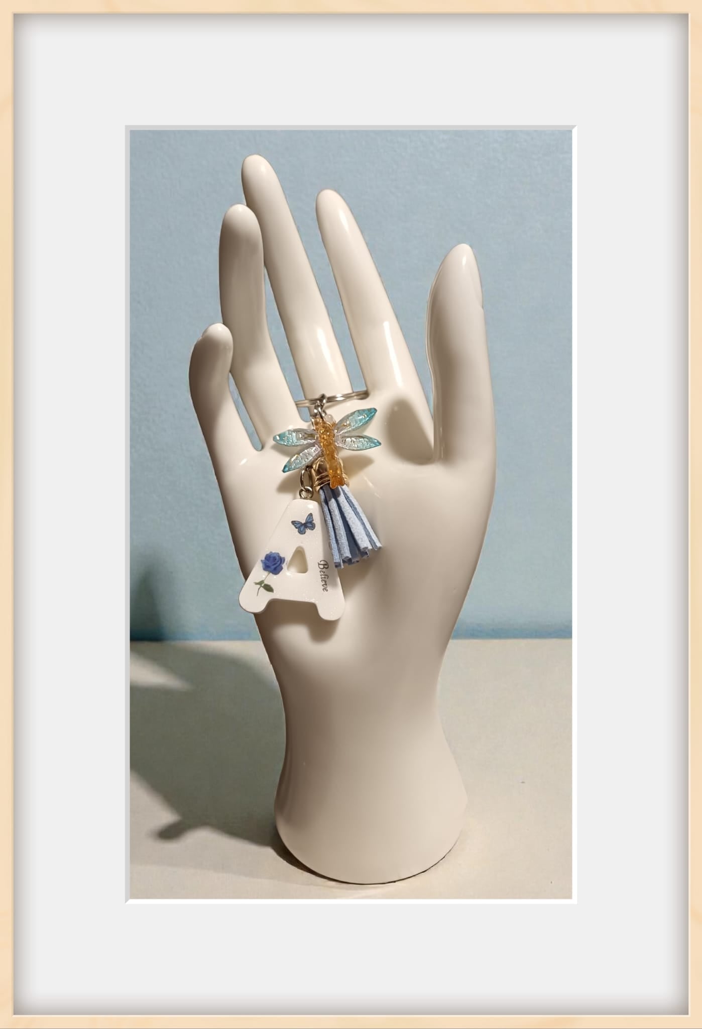 Portachiavi lettera A in resina con adesivi floreali