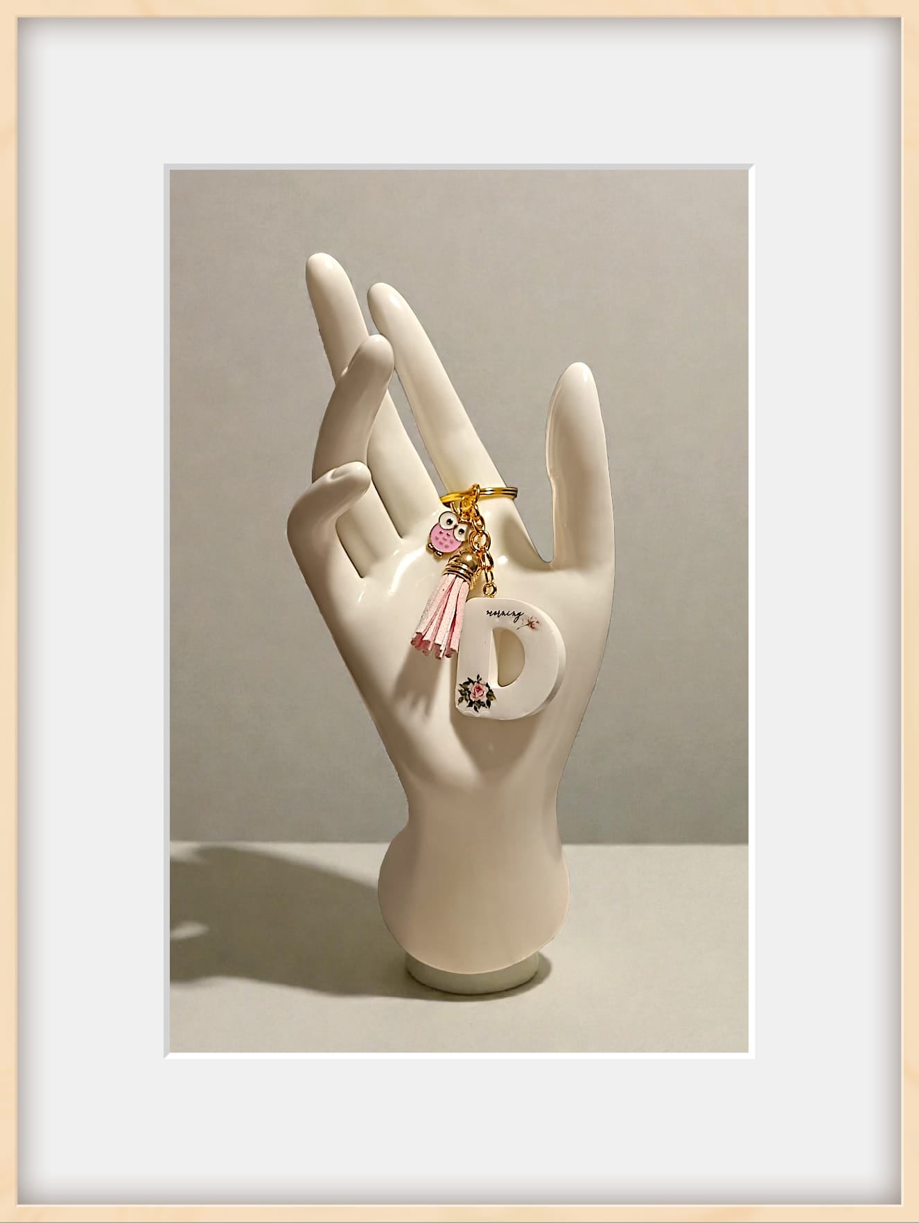 Portachiavi lettera D in resina con adesivi floreali