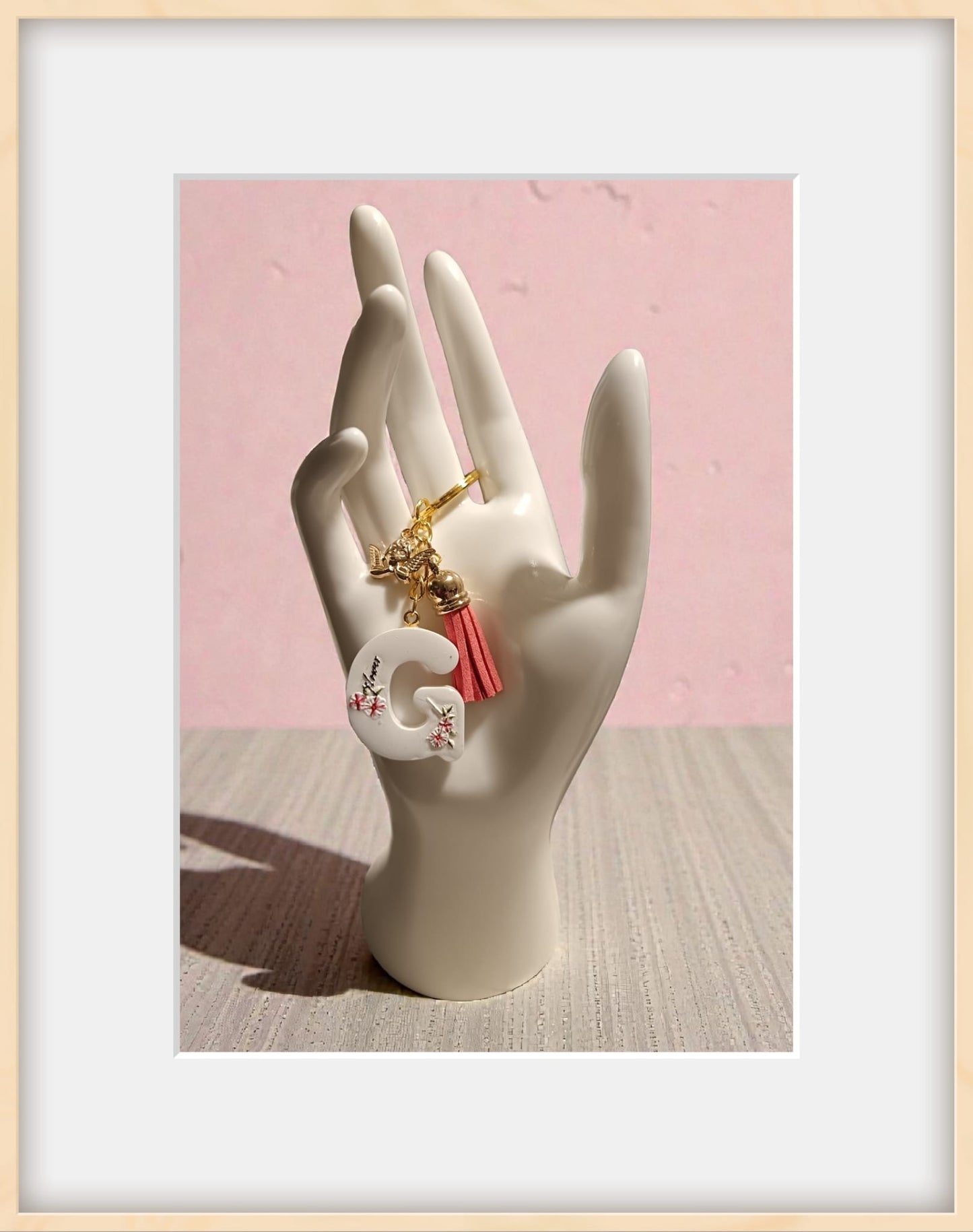 Portachiavi lettera G in resina con adesivi floreali 