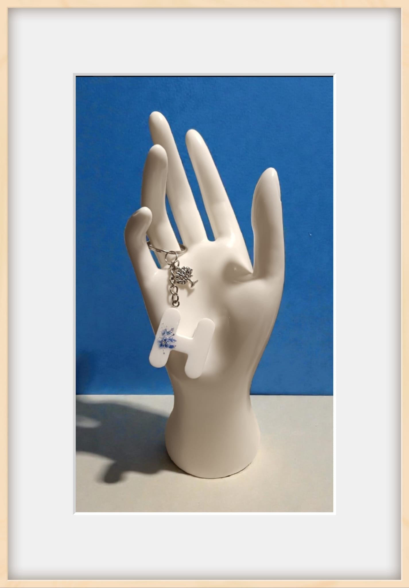 Portachiavi lettera H in resina con adesivi floreali 