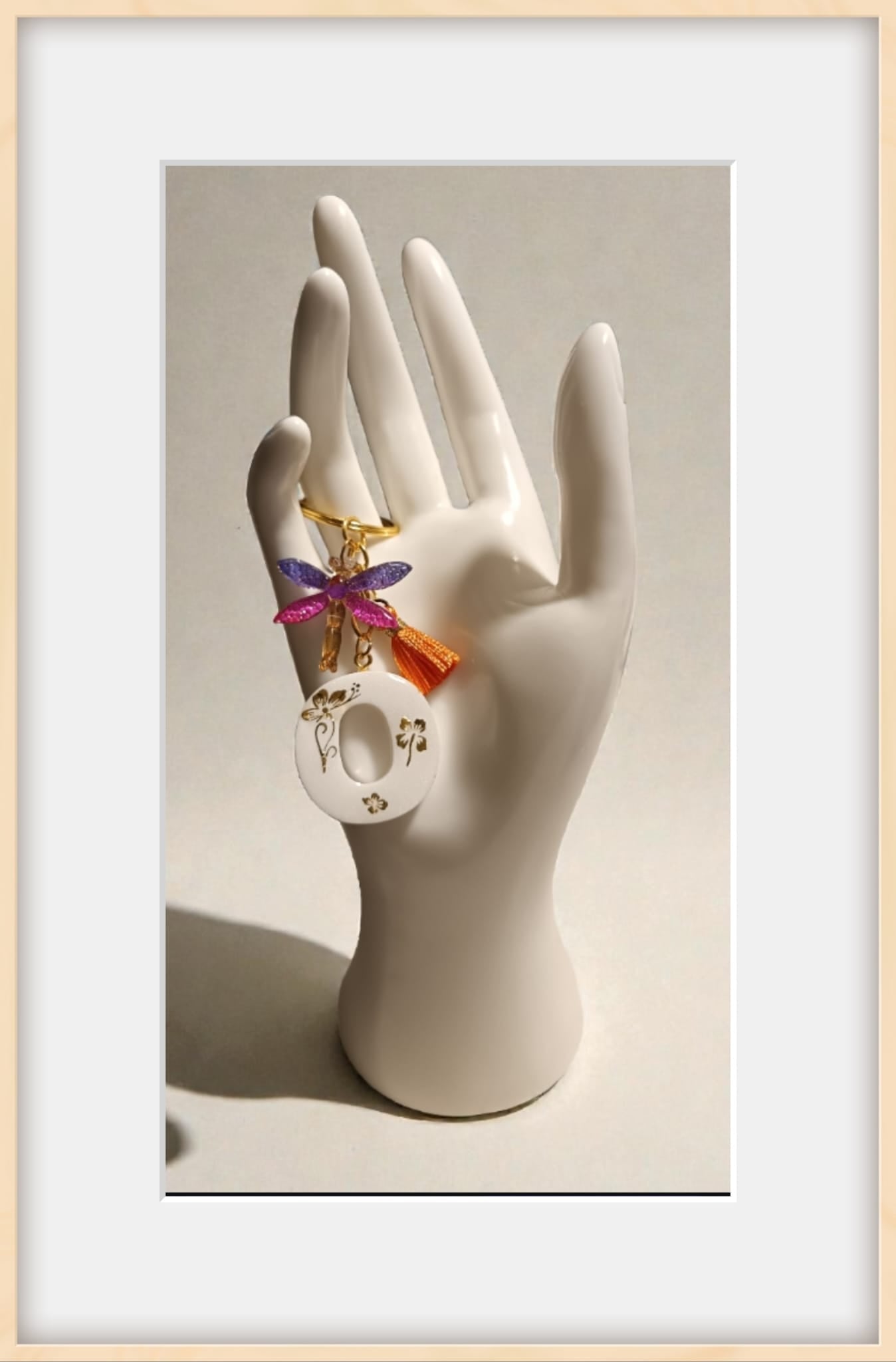 Portachiavi lettera O in resina con adesivi floreali