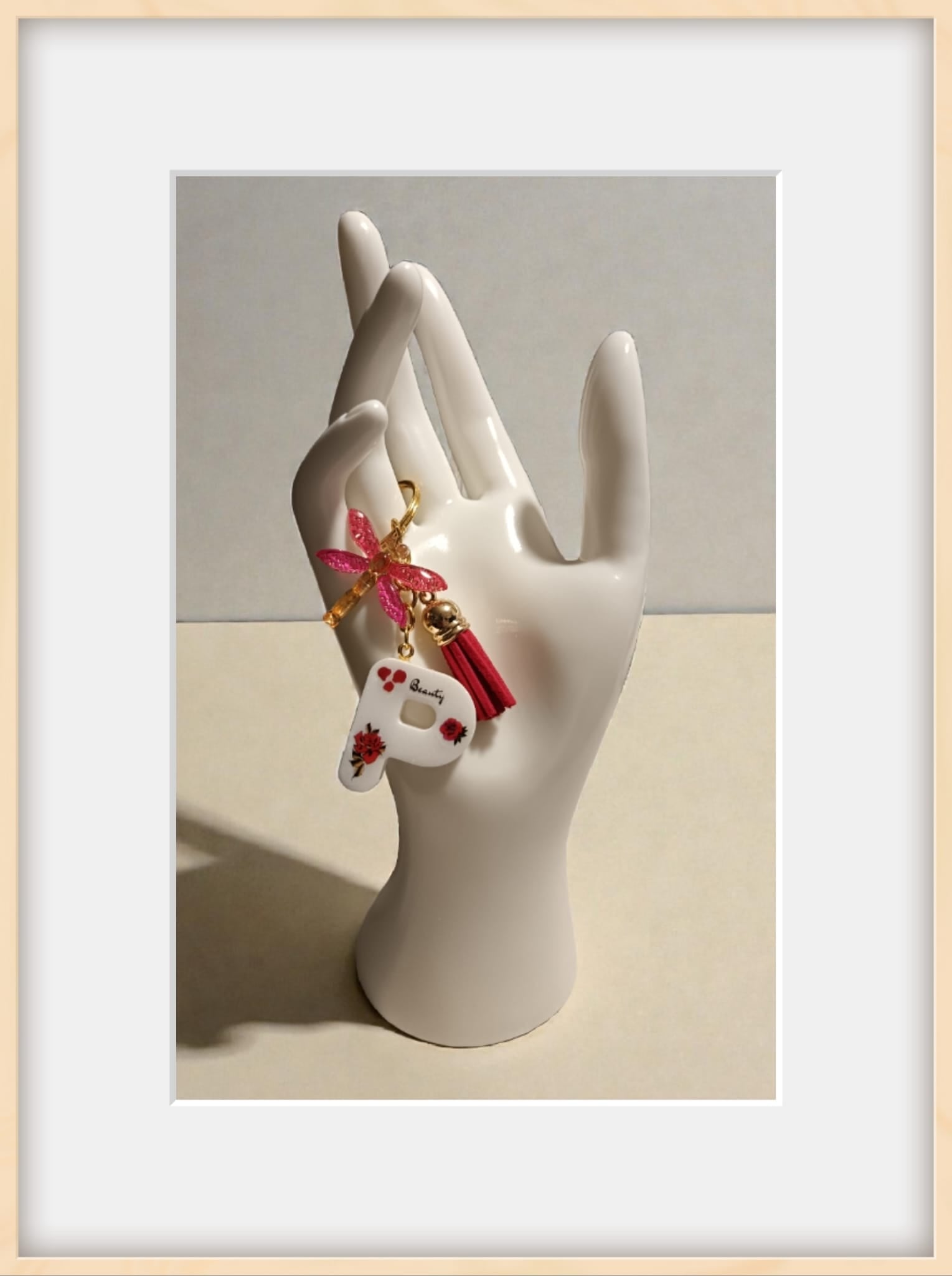 Portachiavi lettera P in resina con adesivi floreali