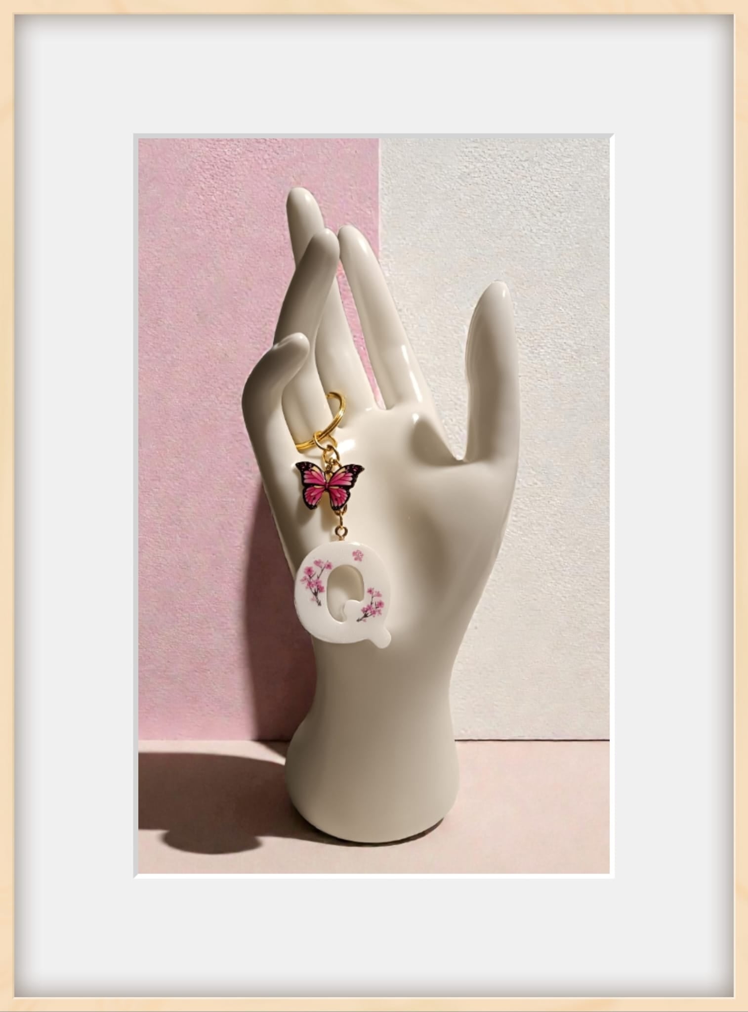 Portachiavi lettera Q in resina con adesivi floreali