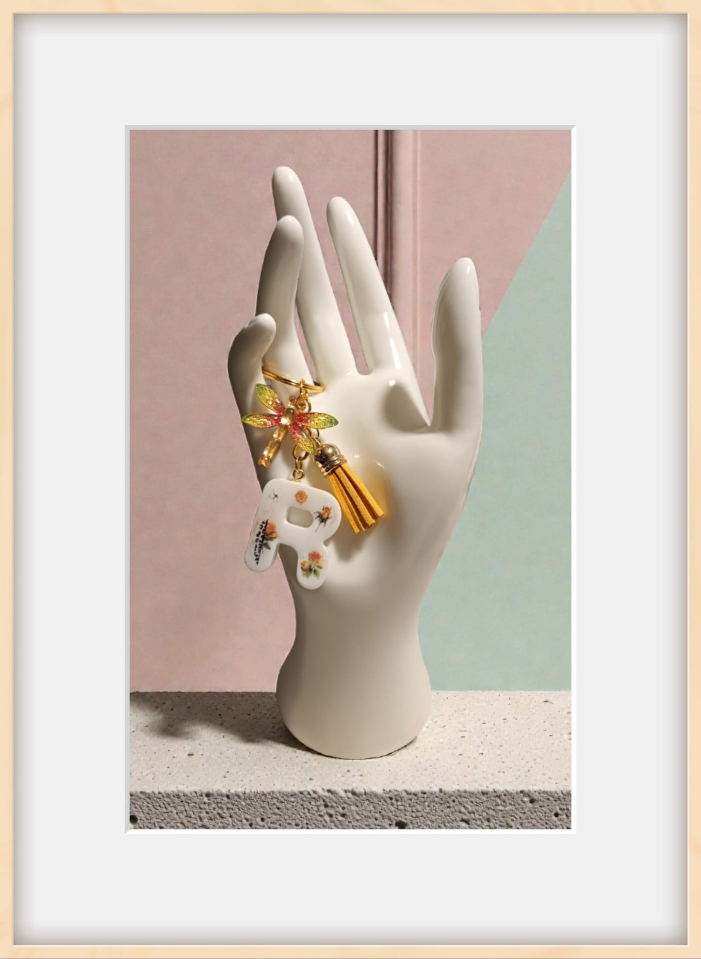 Portachiavi lettera R in resina con adesivi floreali