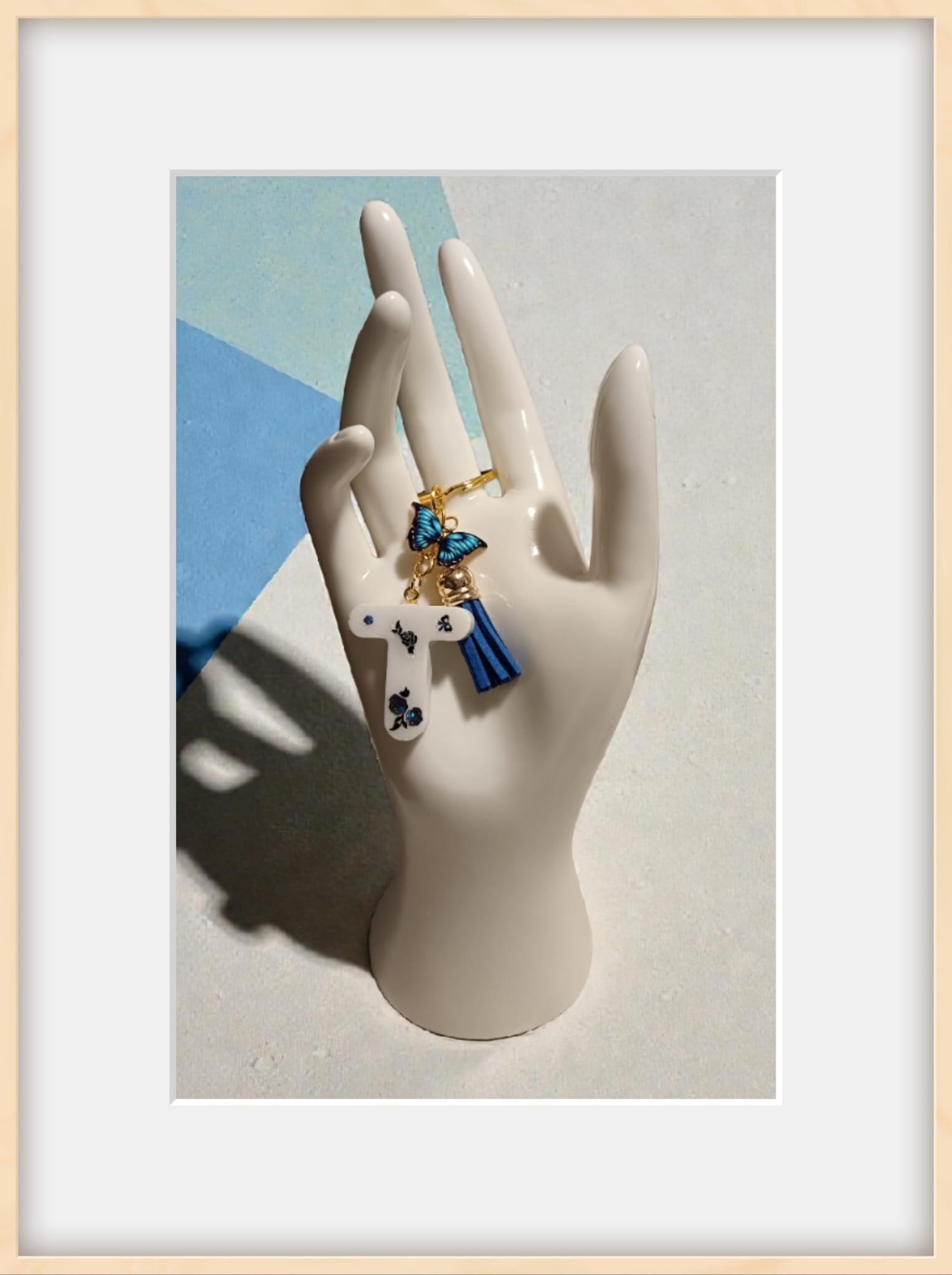 Portachiavi lettera T in resina con adesivi floreali