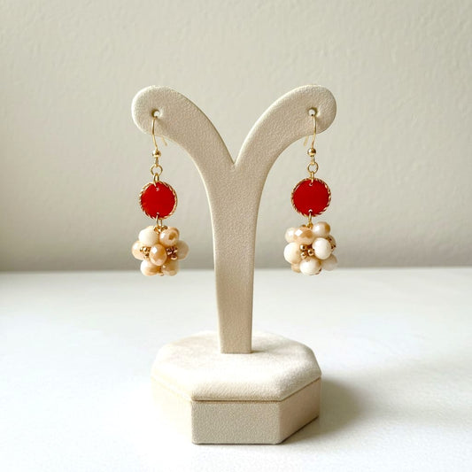 Orecchini Boccioli di Luce su supporto – resina ambra ramata e bouquet di perline champagne con monachelle dorate
