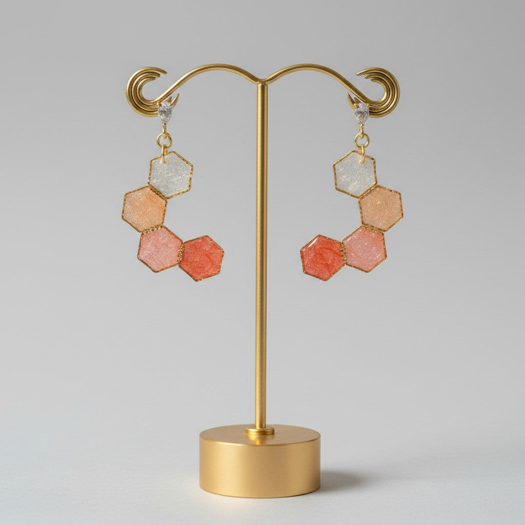 Orecchini Esagoni di Luce su supporto – resina sfumata dal beige al rosa corallo con bordi dorati e perno con cristallo
