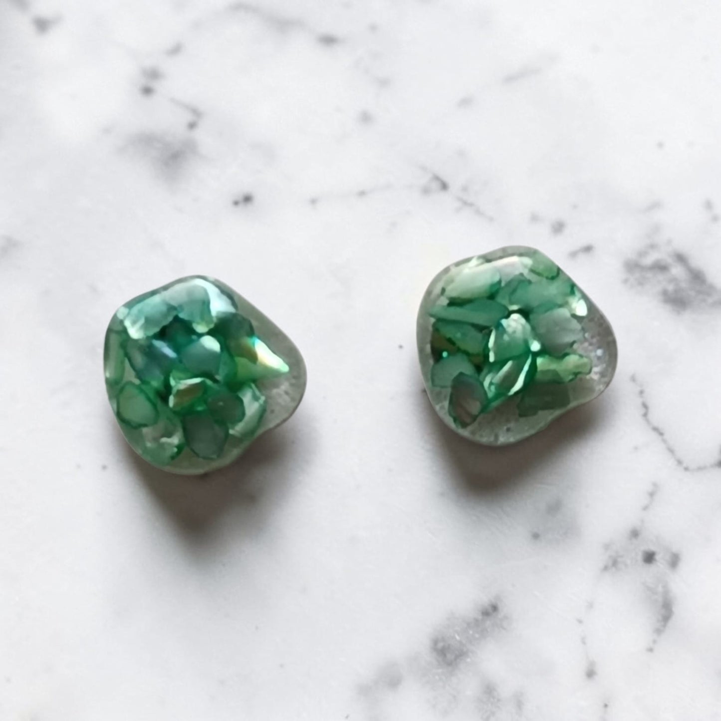 Orecchini a lobo Frammenti di Luce OLF-05 forma irregolare naturale con chips di pietra verde in resina handmade