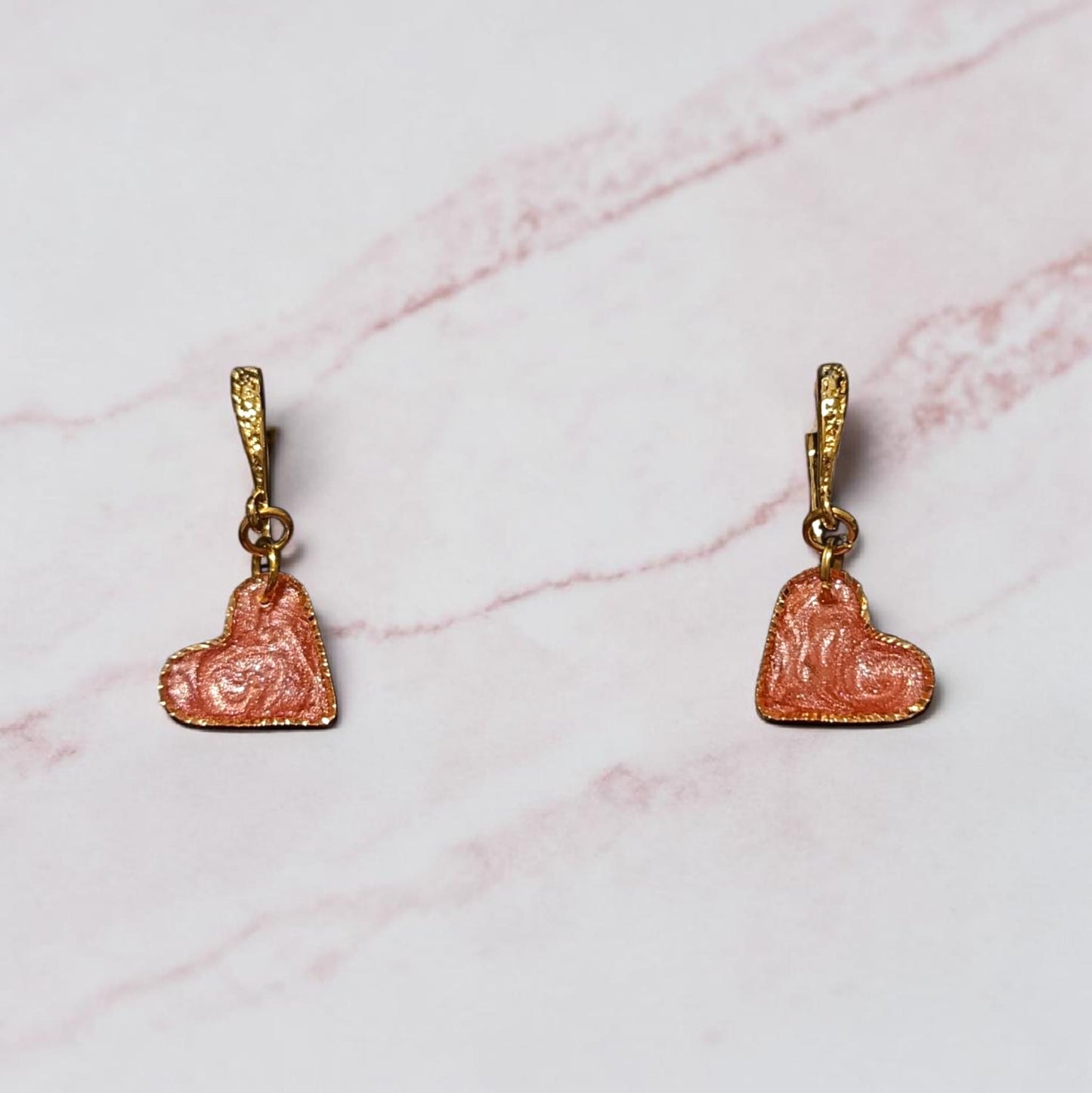 Orecchini Cuori Rosè artigianali in resina rosa antico con glitter dorati e monachelle oro