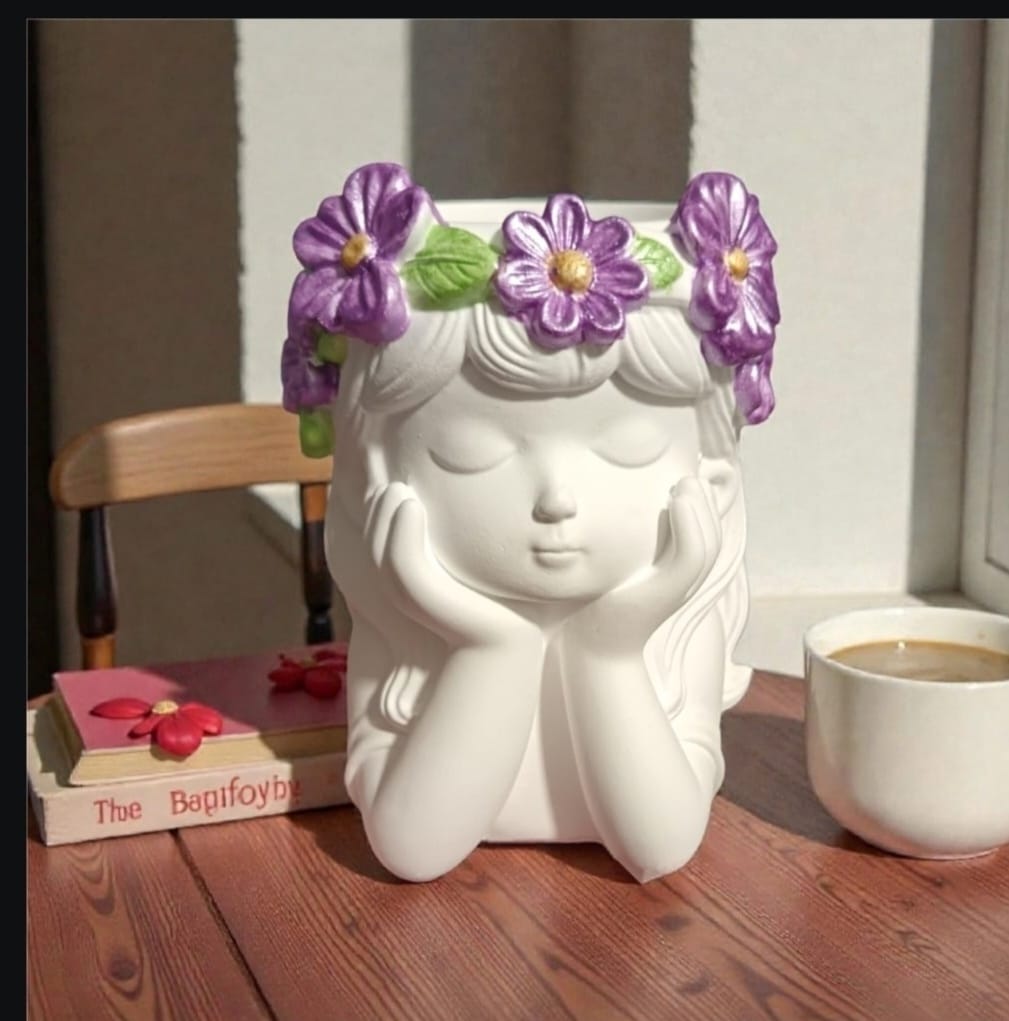 Bimba Sognante – Portaoggetti Decorativo in Gesso con Fiori Viola