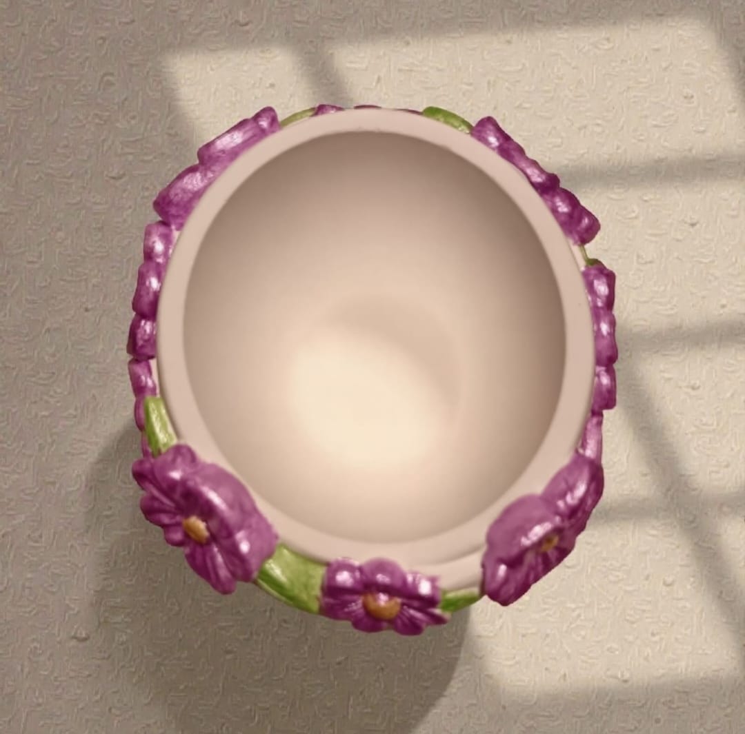 Portaoggetti artigianale in gesso con bimba sognante e corona di fiori viola - vista dall'alto