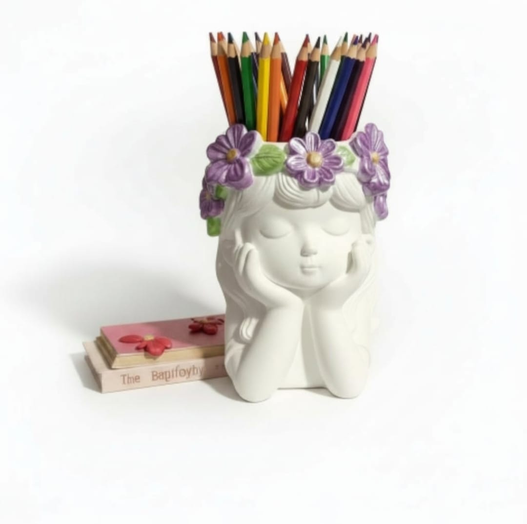 Portapenne artigianale con figura decorativa e fiori viola - vista con matite colorate