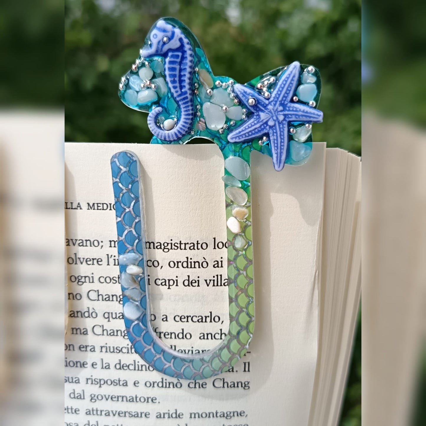 Segnalibro in resina blu con decorazioni marine su libro aperto - MANIKOCREATIONS
