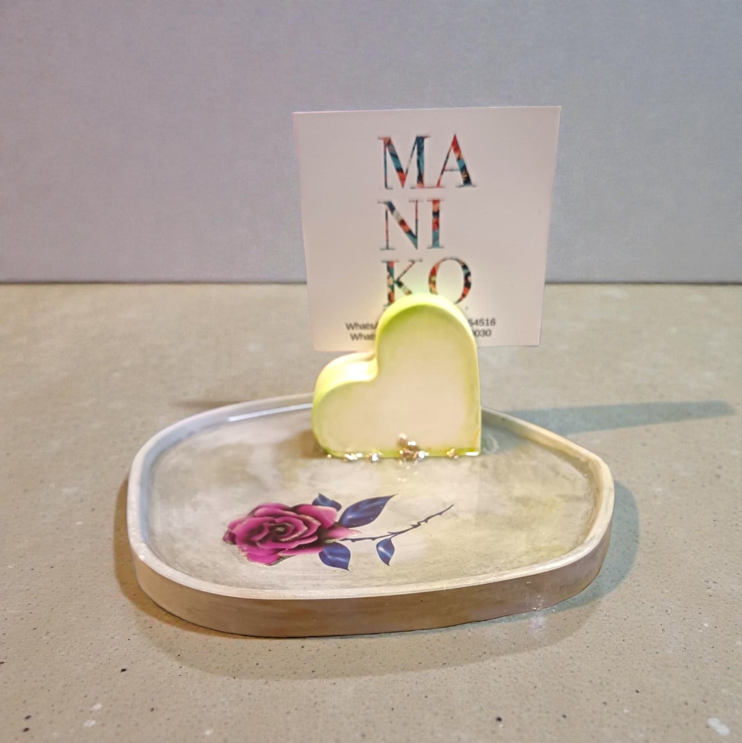 Vassoio in gesso e resina con cuore porta foto giallo 