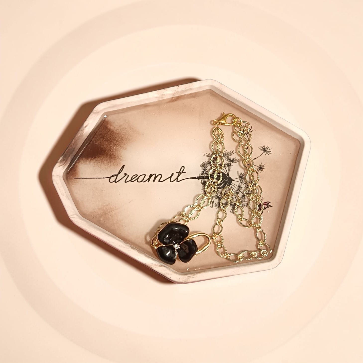 Vassoio svuotatasche in gesso e resina epossidica, vista dall'alto