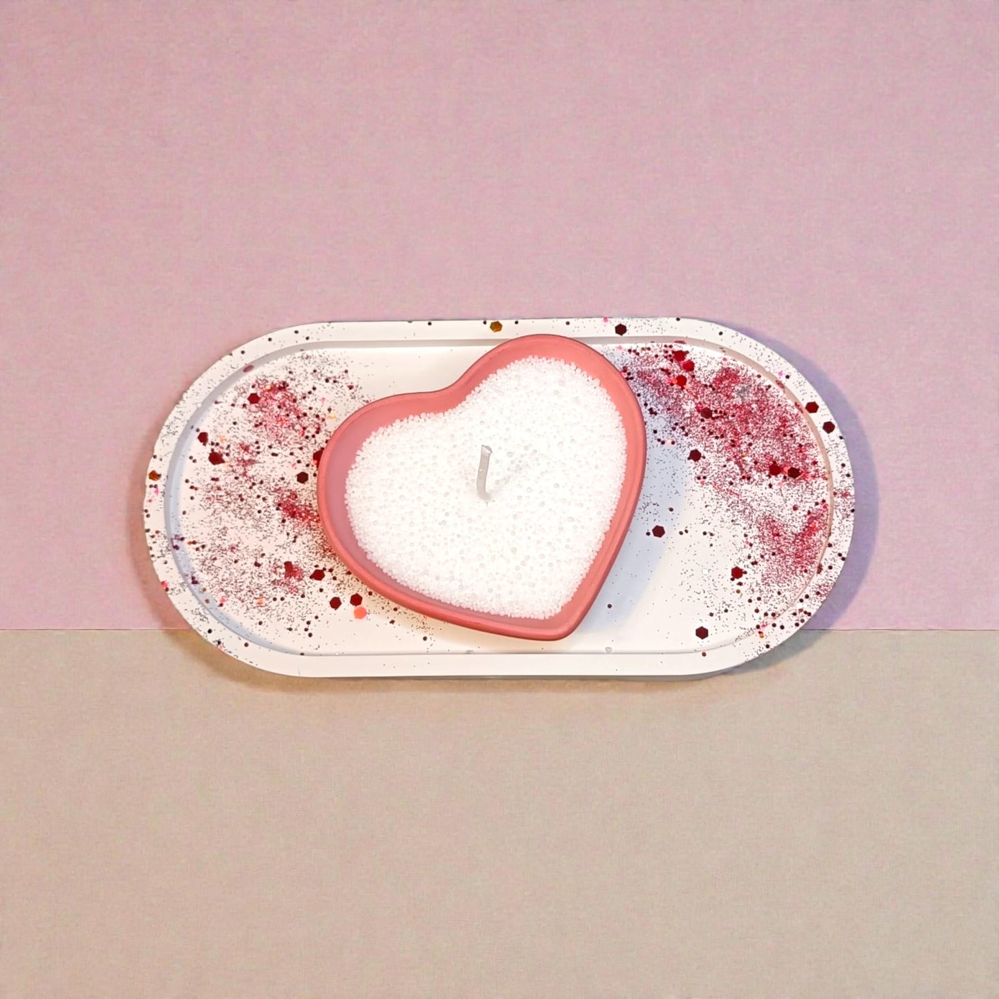 Vista dall'alto vassoio decorativo bianco con cuore in cera di soia