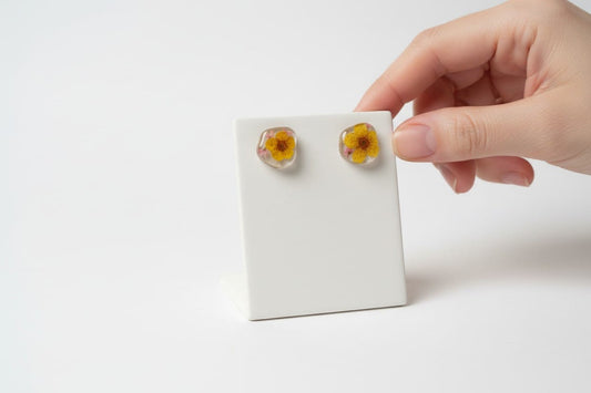 Resin stud earrings with real flowers - Petalo di Luce