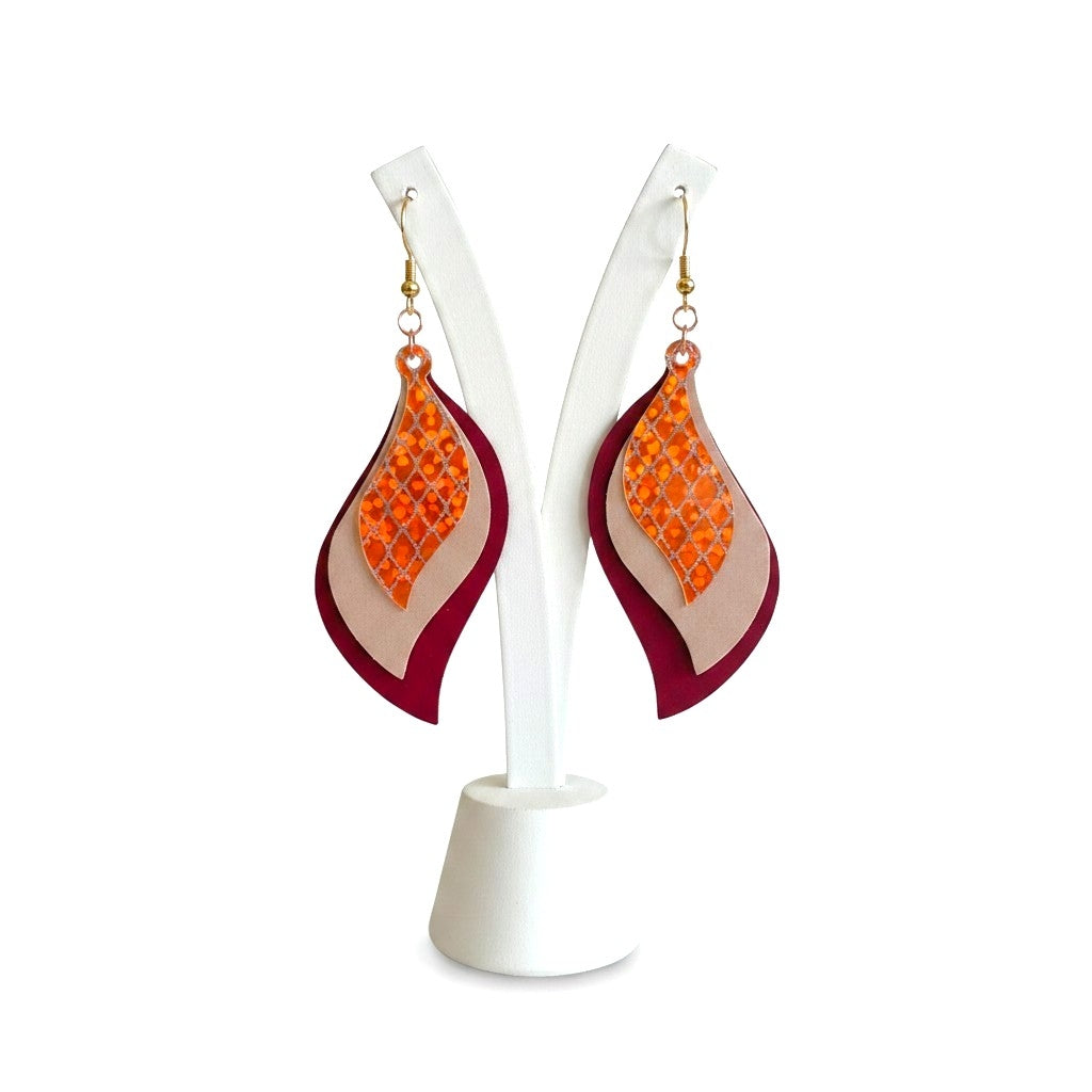 Orecchini pendenti a goccia in similpelle rosso borgogna , beige  con dettaglio olografico su espositore bianco, fatti a mano 