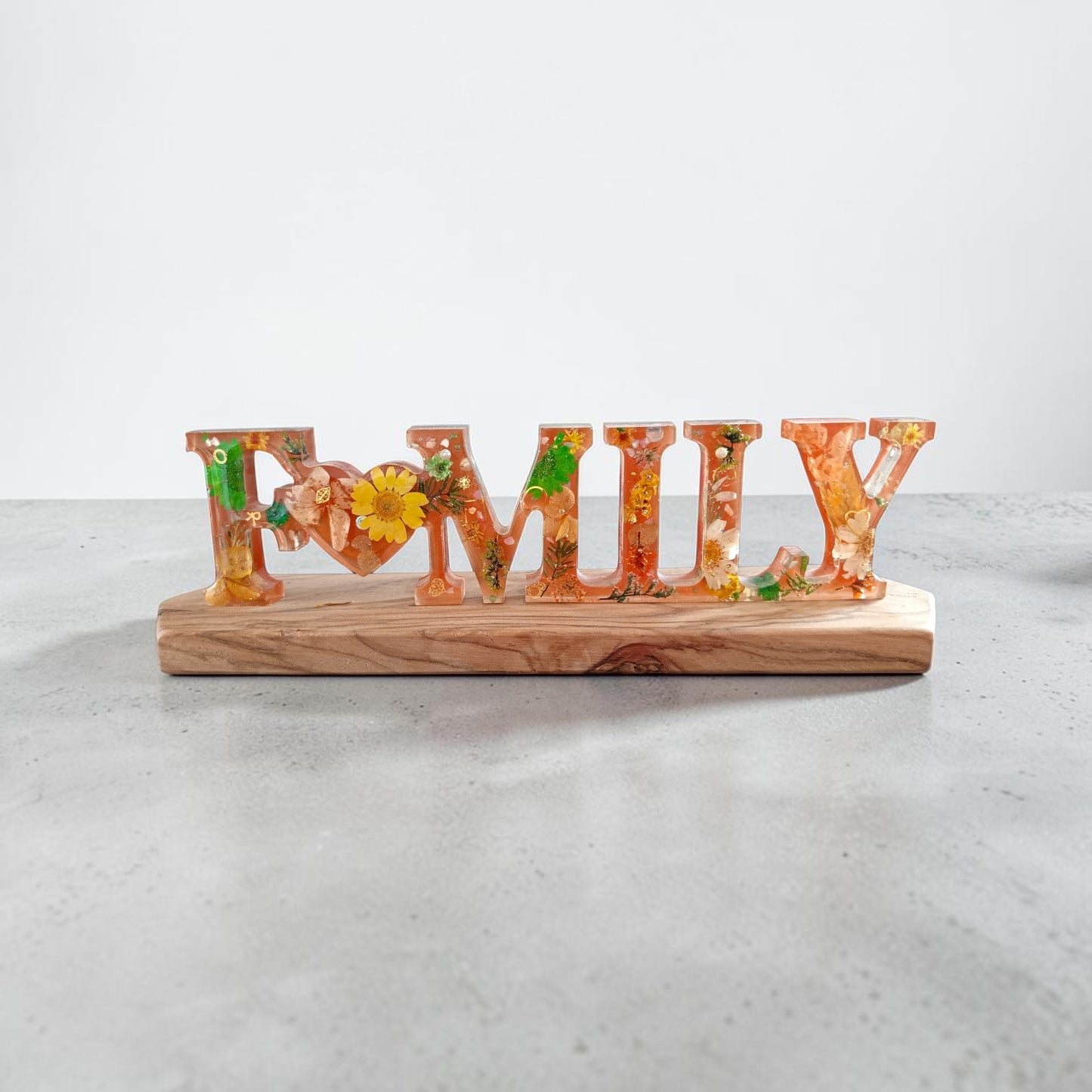 FAMILY decoration in resin with olive wood base