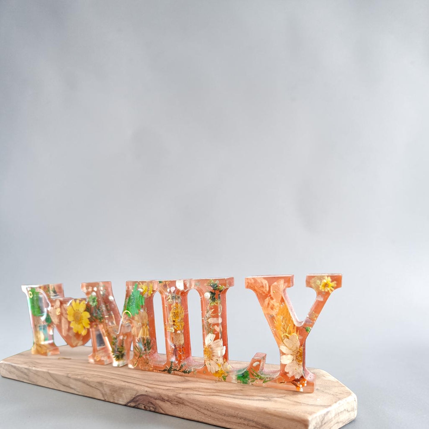 FAMILY decoration in resin with olive wood base