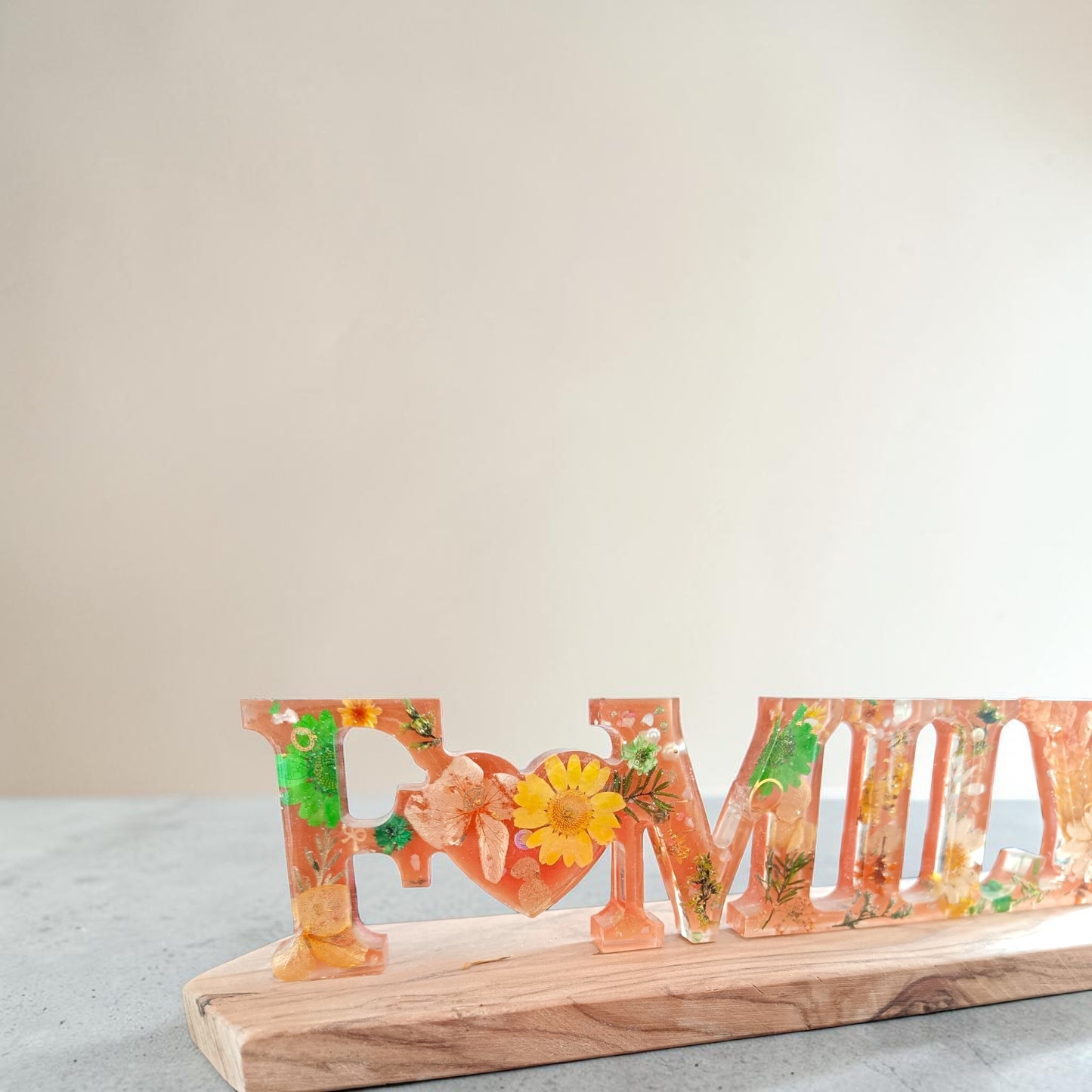 FAMILY decoration in resin with olive wood base